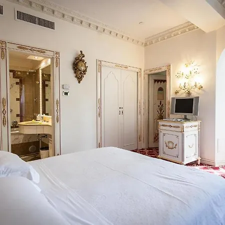 E Palazzo Aminta 5* סטרסה